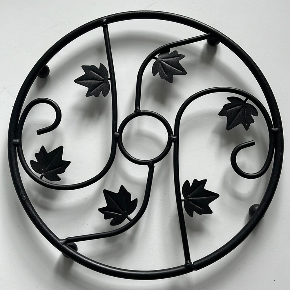 Metal Circle Black Leaf Trivet